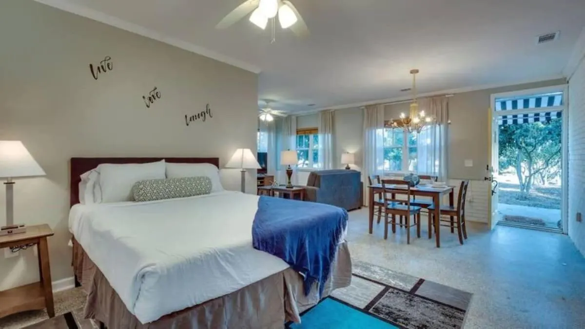 Studio With Gazebo-Swanky Savannah Style Ferienhaus